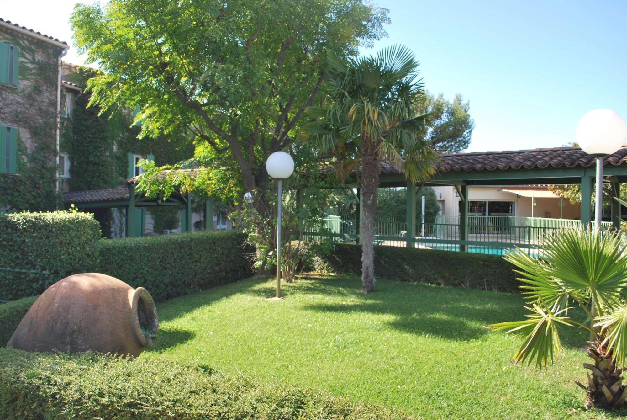 Logis Hotel Restaurant Uzes Pont Du Gard Exterior foto